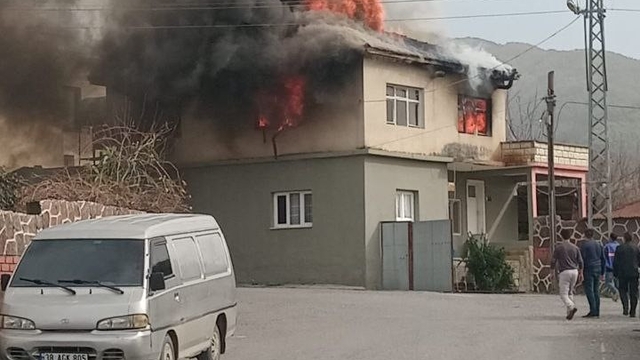 Hatay'da 2 katlı müstakil ev alevlere teslim oldu