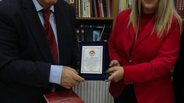 Erzurum'un tarih hafızasına vefa: Prof. Dr. Erol Kürkçüoğlu'na plaket verdiler