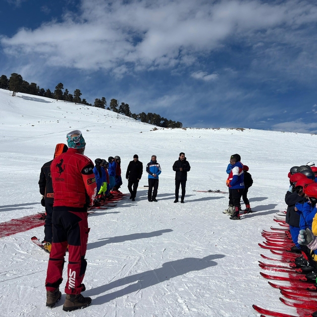 Susuz Kaymakamı Tutal'dan geleceğin kayakçılarına moral ziyareti