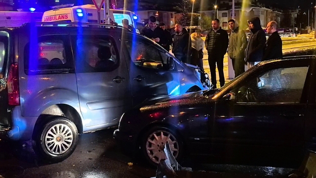 Kırmızı ışık ihlali kazaya neden oldu: 2 yaralı