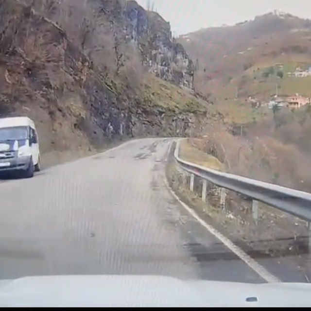 Trabzon'da öğrenci servisi kazası kamerada