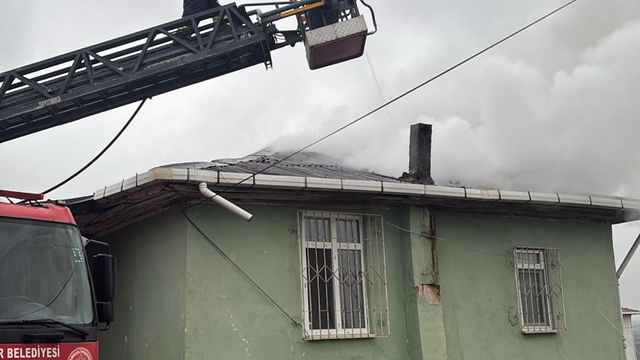 Samsun'da 2 katlı binanın çatısında çıkan yangın söndürüldü