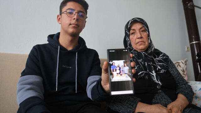 Depremde 3 kardeşini, annesini ve babasını kaybeden Furkan aile fotoğrafından geriye tek kaldı