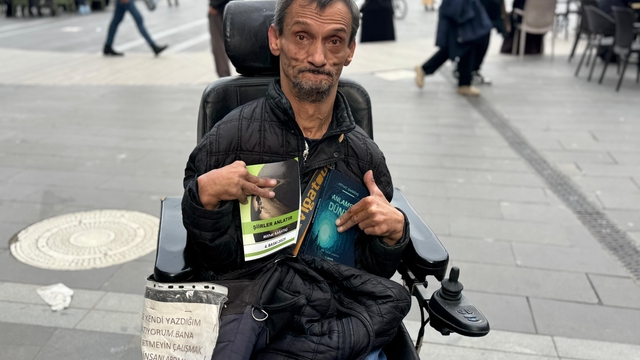 Yüzde 90 bedensel engelli, tek eliyle 3 kitap yazdı