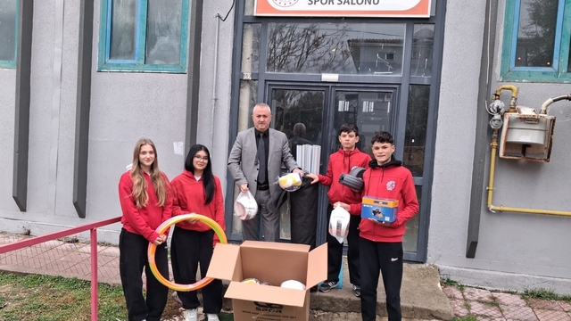 Kütahya'da ihtiyaç sahibi okullara donatım, oyuncak ve spor malzemesi desteği