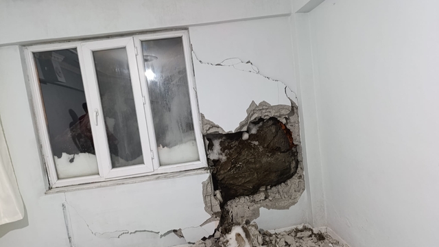 Dağdan kopan kaya parçası evin duvarını delip, yatak odasına girdi