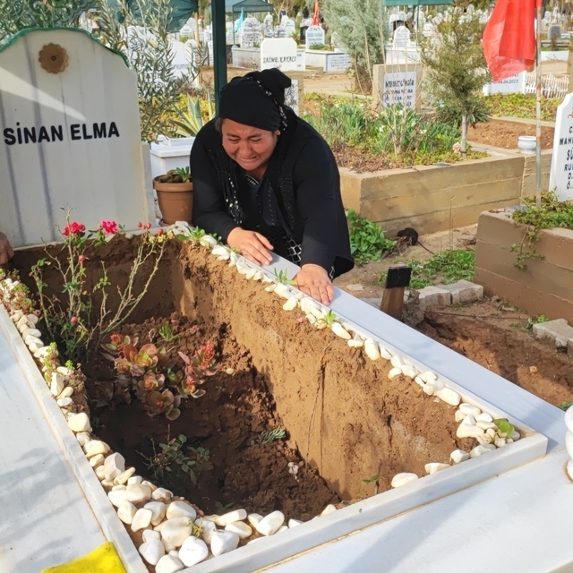Adana'da yağışta oğlunun mezarı çöken anne gözyaşlarına boğuldu
