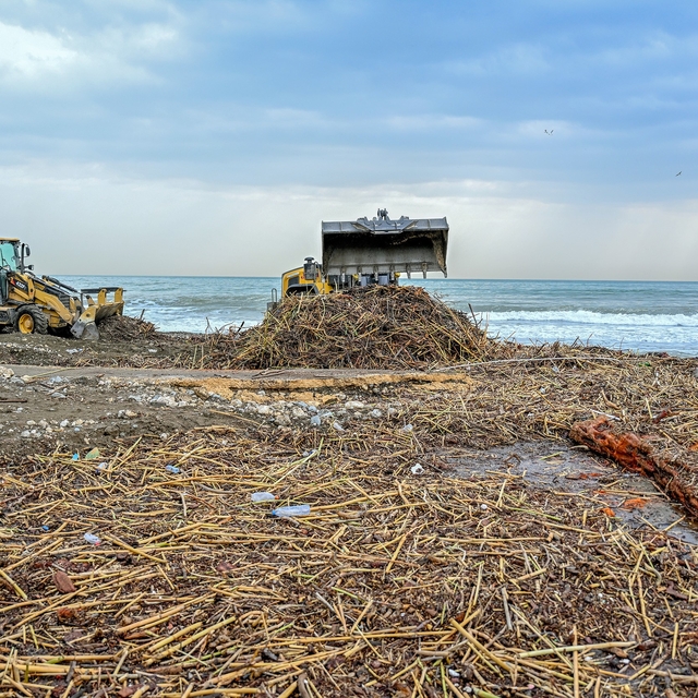 Mersin'de selin izleri sahillerden siliniyor