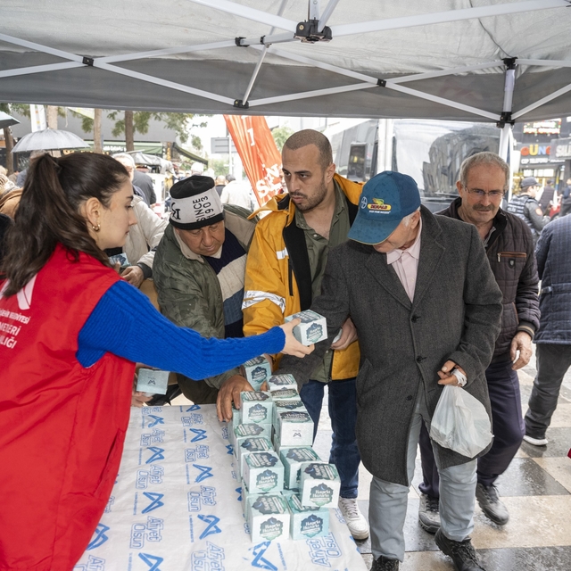 Mersin'de Berat Kandilinde 15 bin kandil simidi dağıtıldı