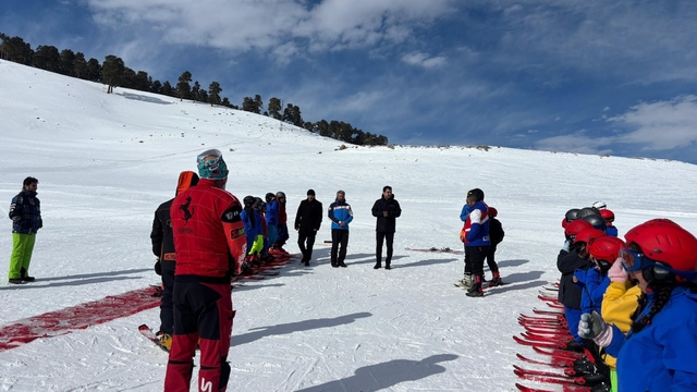Susuz Kaymakamı Tutal'dan geleceğin kayakçılarına moral ziyareti