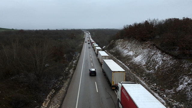 Edirne'de dondurucu soğukta kilometrelerce tır kuyruğu