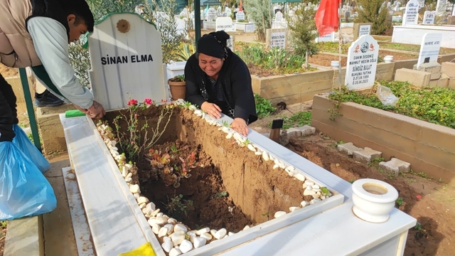 Adana'da yağışta oğlunun mezarı çöken anne gözyaşlarına boğuldu