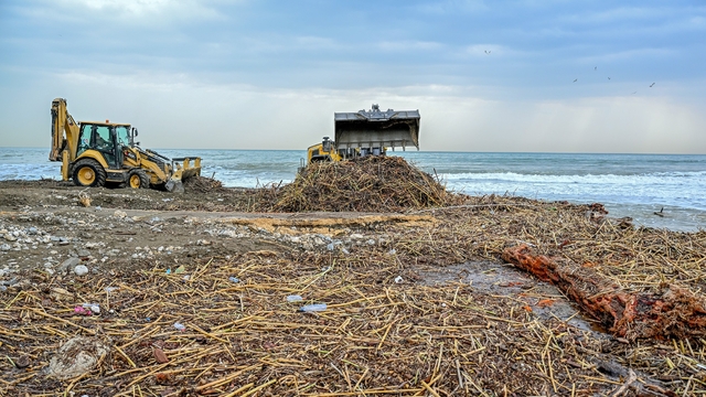 Mersin'de selin izleri sahillerden siliniyor