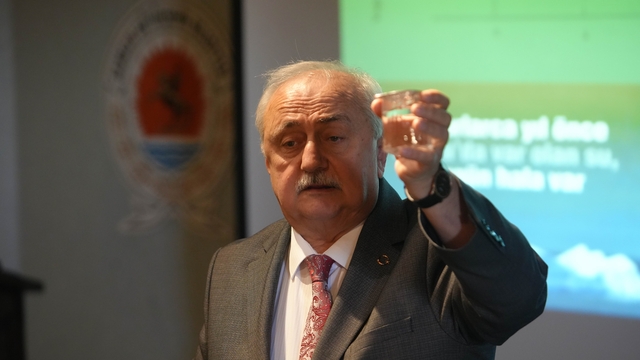 Türkiye tarımda kullandığı suyun yarısından fazlasını israf ediyor
Su Profesörü Demir, israfa dikkat çekti: "Türkiye'de 45 milyar m3 suyun 25 milyar m3'ünü boşa akıtıyoruz"