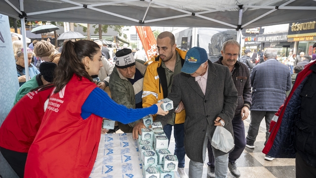 Mersin'de Berat Kandilinde 15 bin kandil simidi dağıtıldı