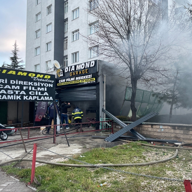 Eskişehir'de araç aksesuarı satan dükkanda yangın