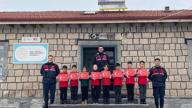 Gemerek'te ilk ders "Bayrak Sevgisi" temasıyla başladı