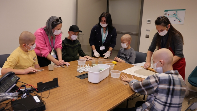 Hasta yataklarında okula gidemeyen çocuklar, bu atölyelerde el becerilerini geliştiriyor