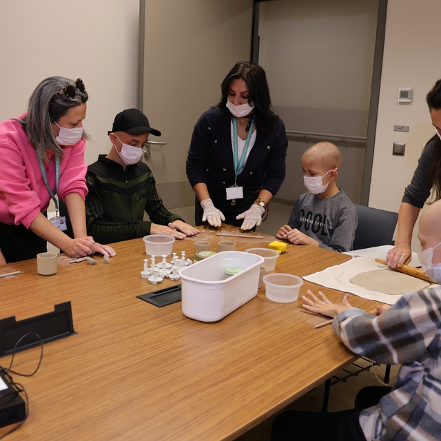Hasta yataklarında okula gidemeyen çocuklar, bu atölyelerde el becerilerini...