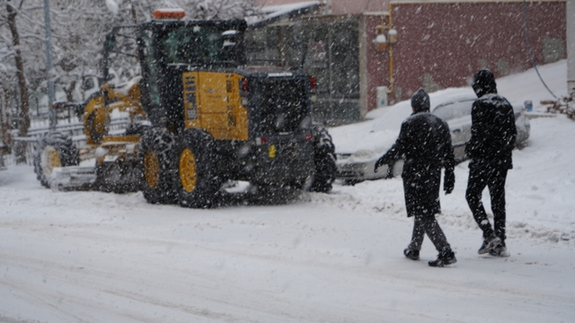 Bayburt'ta lapa lapa kar yağışı etkili oluyor