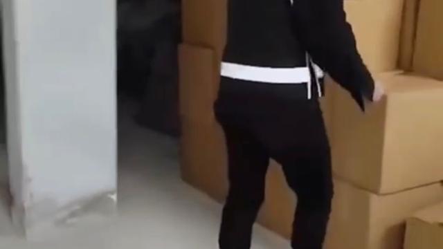 Bursa'da dev kaçak tütün operasyonu...Milyonlarca makaron ele geçirildi
Bursa'da kaçak tütün baskınında 8,7 milyon makaron ele geçirildi, bir kişi tutuklandı