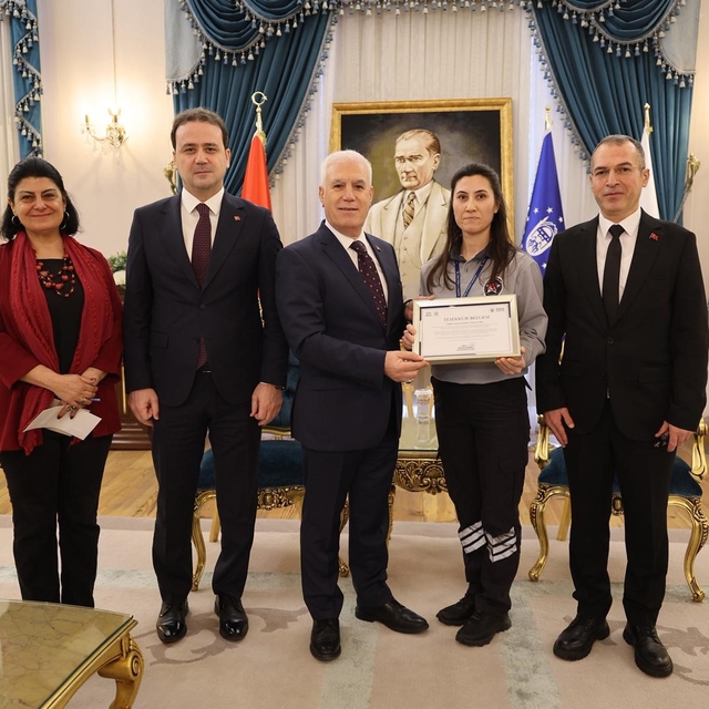 Örnek güvenlik görevlisine Başkan Bozbey'den tebrik