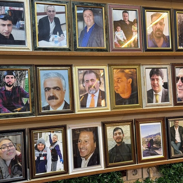 Deprem şehitlerinin fotoğrafları 3 yıldır çay ocağının duvarında asılı
Çay...