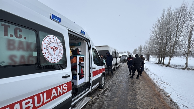 Sivas'ta öğrenci servisinin devrildiği kazada 10 kişi yaralandı