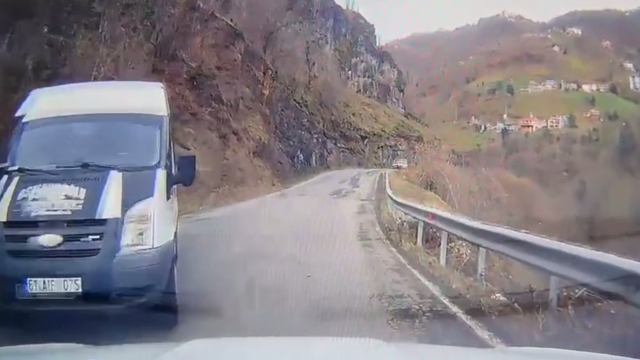 Okul servis minibüsünün otomobille çarpıştığı kaza kamerada