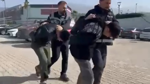 Buluştukları kadını bağlayıp cinsel saldırıda bulunduktan sonra parasını ve telefonunu gasbettiler