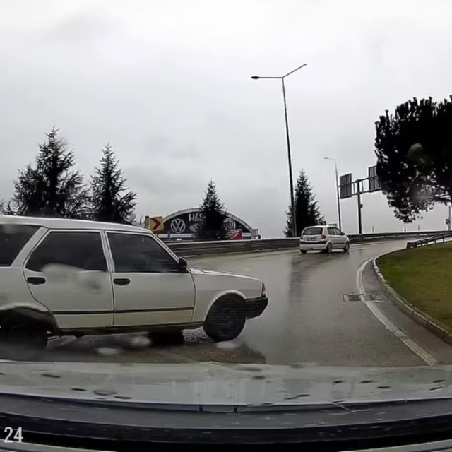 Tofaş marka otomobil yağmurda böyle spin attı
Cezaevine giderken; yolda kay...