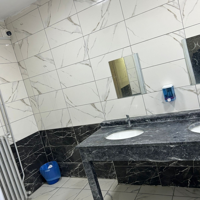 Isparta'da okul tuvaletine yerleştirilen kameralar bulunduğu yerden kaldırı...