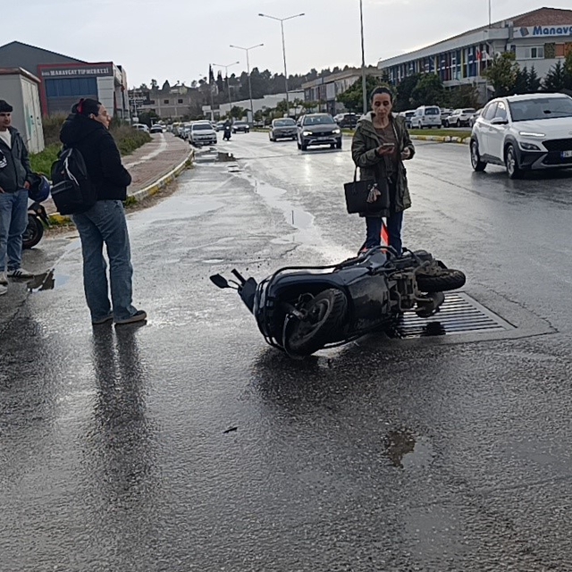 Manavgat'ta otomobille çarpışan motosikletli yaralandı
