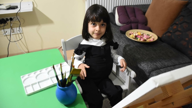 SMA'lı Esra kampanyası için resim yapıyor