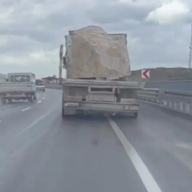 Güvenlik önlemleri alınmadan traverten taşıyan kamyona 25 bin lira ceza kes...