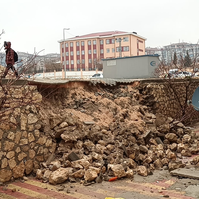Adıyaman'da 7 katlı binanın önündeki istinat duvarı çöktü