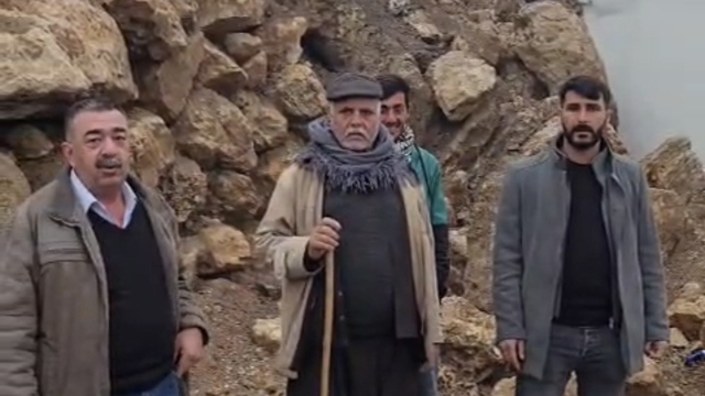 İstinat duvarı taziye evinin üstüne yıkıldı