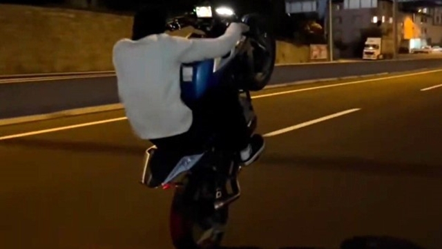 Düzce'de akrobatik hareketler yapan motosikletli "aday sürücü" çıktı
Motosikletle akrobasi pahalıya patladı