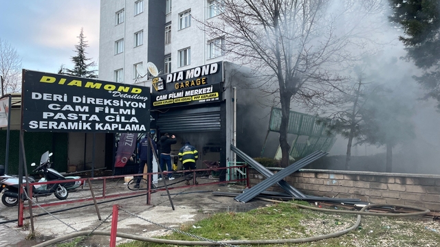 Eskişehir'de araç aksesuarı satan dükkanda yangın
