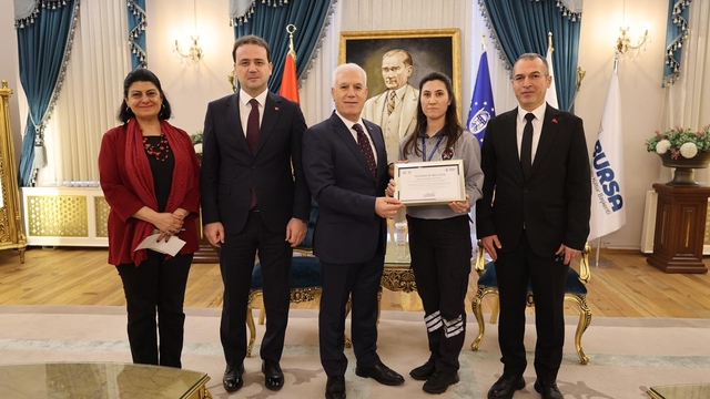 Örnek güvenlik görevlisine Başkan Bozbey'den tebrik