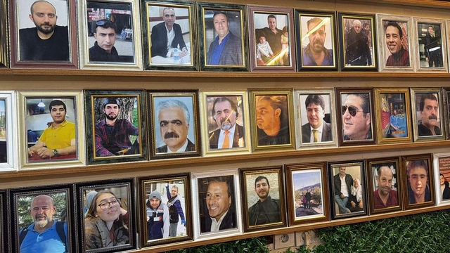 Deprem şehitlerinin fotoğrafları 3 yıldır çay ocağının duvarında asılı
Çay ocağının duvarında yaklaşık 400 fotoğraf yer alıyor