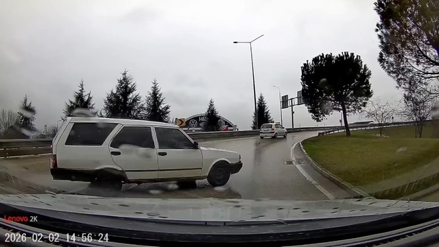 Tofaş marka otomobil yağmurda böyle spin attı
Cezaevine giderken; yolda kayan ve önüne kıran aracı gören avukat pusuya düştüğünü sandı