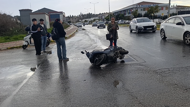 Manavgat'ta otomobille çarpışan motosikletli yaralandı