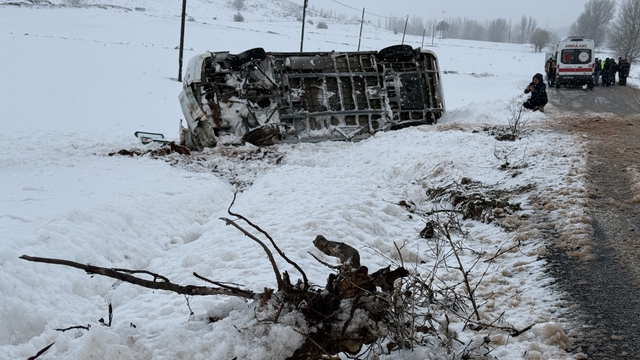 (Güncellendi) Öğrenci servisi devrildi: 14 yaralı