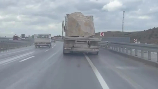 Güvenlik önlemleri alınmadan traverten taşıyan kamyona 25 bin lira ceza kesildi