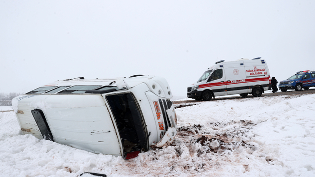 GÜNCELLEME - Sivas'ta öğrenci servisinin devrildiği kazada 14 kişi yaralandı