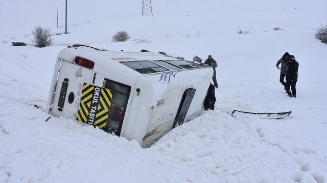 Öğrenci servis minibüsü devrildi: 14 yaralı