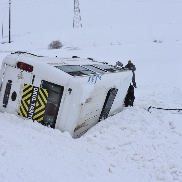 Öğrenci servis minibüsü devrildi: 14 yaralı