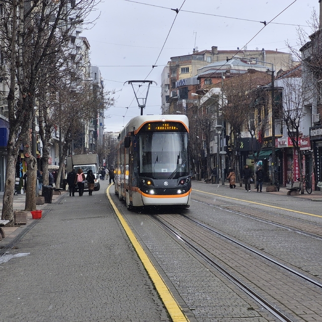 Eskişehir'de kar serpmeye başladı