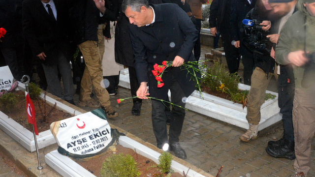 Özgür Özel, Kahramanmaraş'ta depremde ölenlerin mezarlarını ziyaret etti